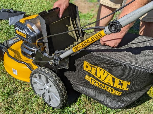 Dewalt lawn discount mower run time