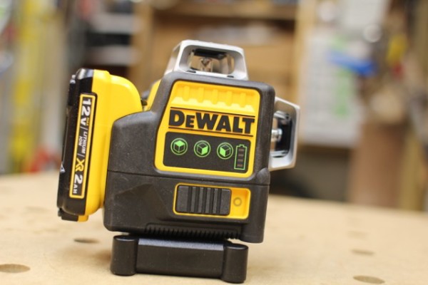 Ripley - NIVEL LÁSER DEWALT DW089LG 360° 12V VERDE 30 METROS 1 BAT 2.0 AH